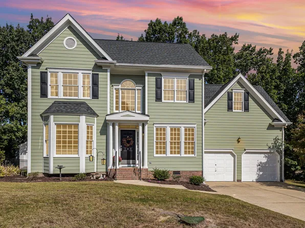 105 Townsgate Ct, Holly Springs, NC 27540