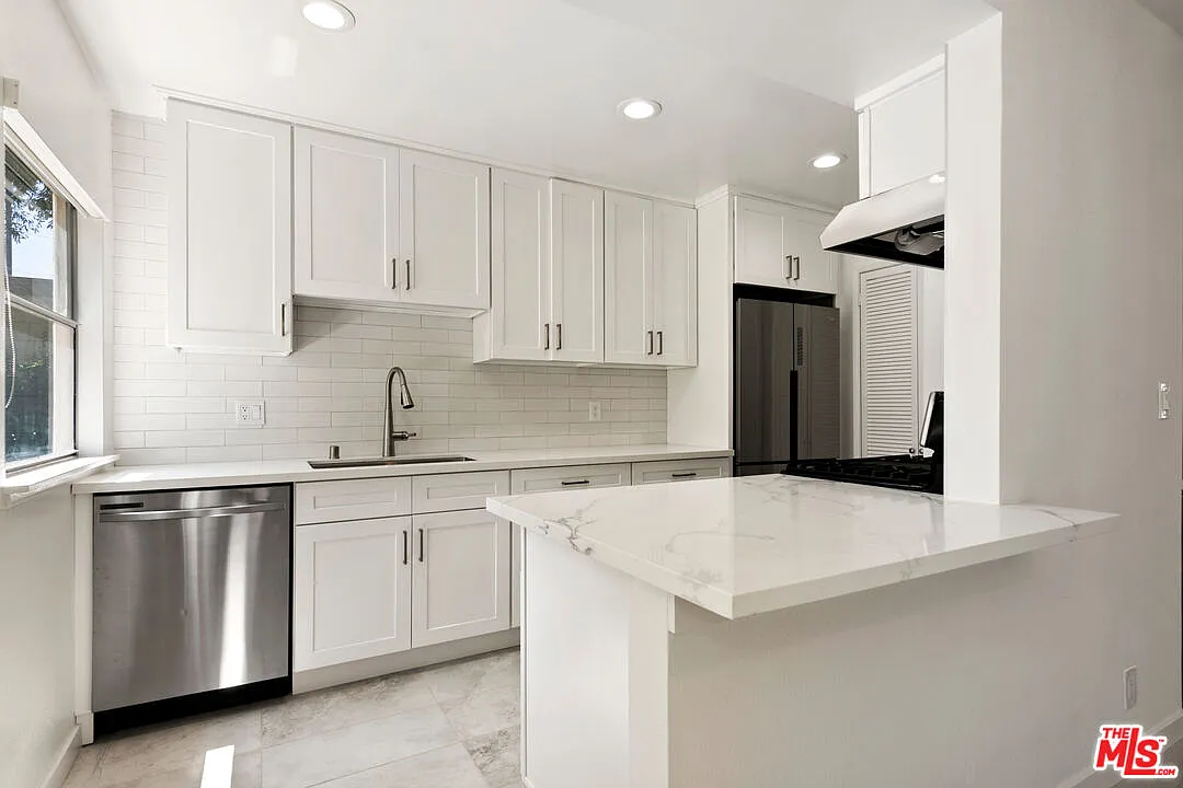 2 bed, 2.0 bath, 867 sqft, $3,800 — Photo 2