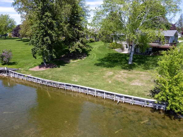 170 Riverside Dr, Cheboygan, MI 49721
