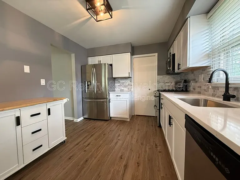 1686 Grosvenor Cir #B — Photo 8