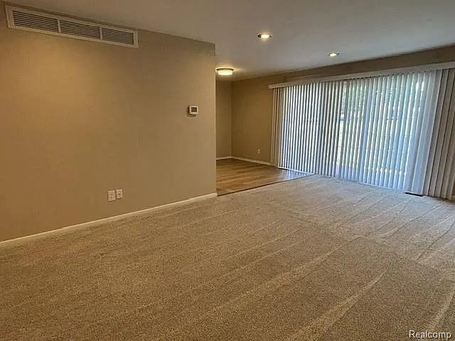 433 Fox Hills Dr S — Photo 3