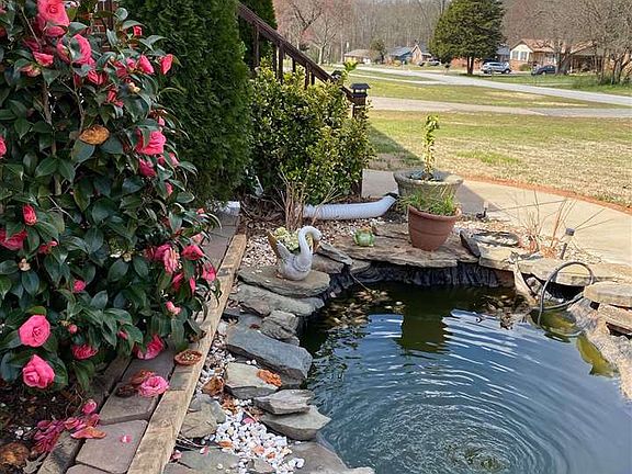 2nd image of 823 Beverly Dr