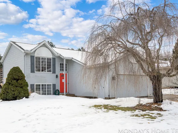 3334 Hazelnut Dr NW, Grand Rapids, MI 49504