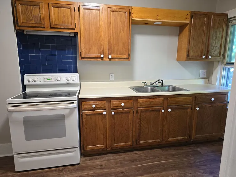 147 Laurel St — Photo 2
