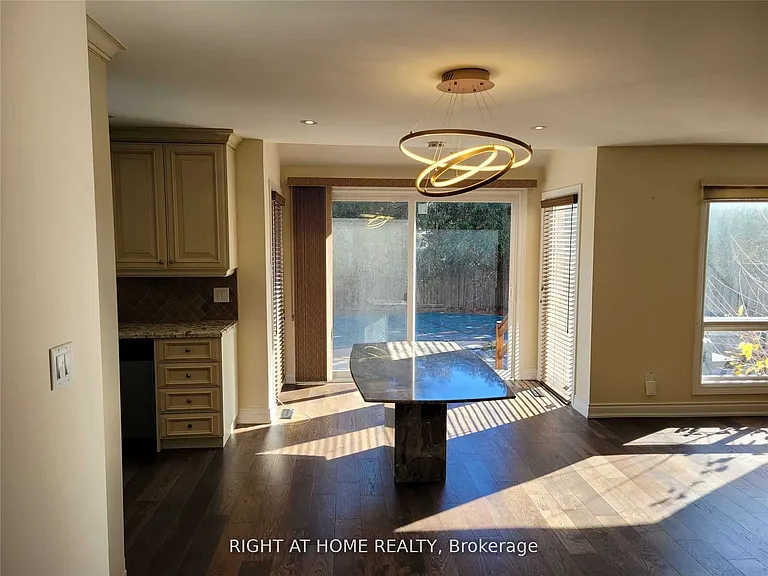 1080 Glenashton Dr #UPPER — Photo 14