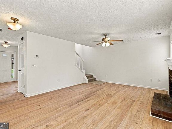 5th image of 13 Equestrian Way NE