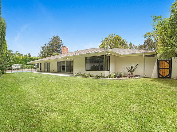 4th image of 555 Amalfi Dr