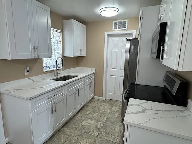3 bed, 1.0 bath, 912 sqft, $2,200 — Photo 3