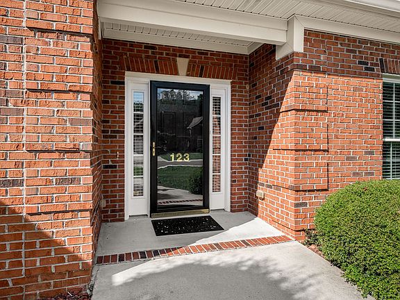 3rd image of 123 Magnolia Glen Cir