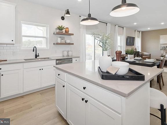 4th image of 325 Valor Ln