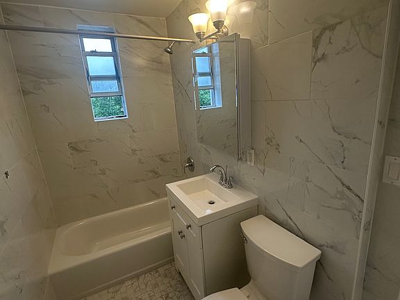3rd image of 3535 Dekalb Ave #5GG