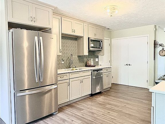 3rd image of 372 Woodberry Cir