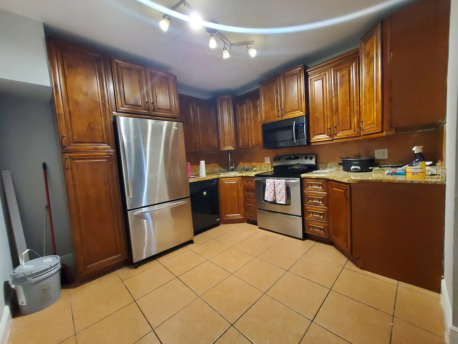 3 bed, 1591 sqft, $850 — Photo 2