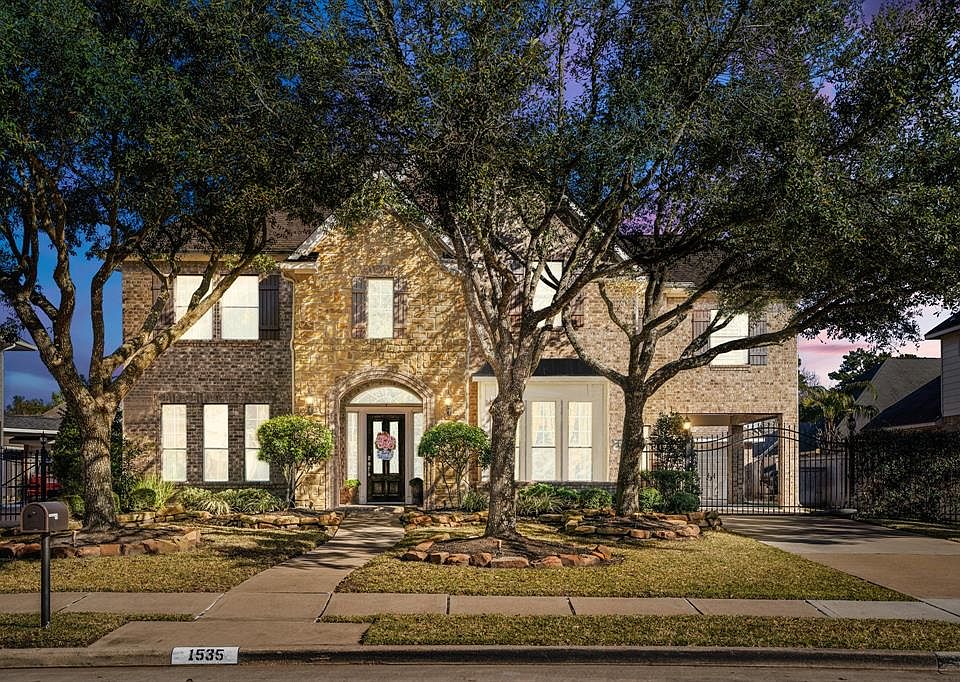 Welcome to 1415 Leedscastle Manor, a beautiful traditional brick elevation home built by Trendmaker in the desirable Hillcrest section of premier master planned community of GLF.