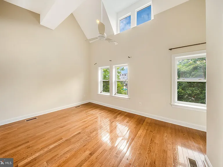 1505 Spring Pl NW — Photo 14