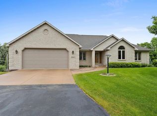 N9594 Crystal Dr, APPLETON, WI 54915