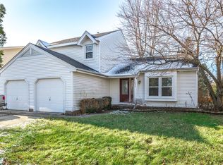 1050 Boxwood Dr, Crystal Lake, IL 60014