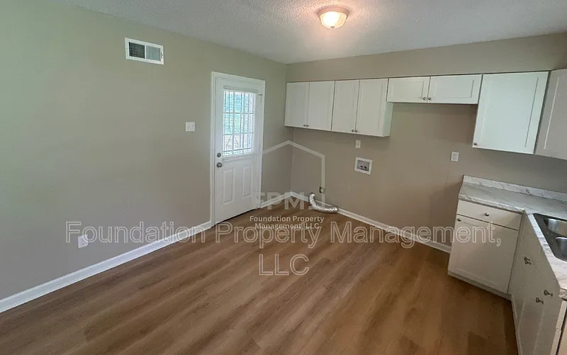 3 bed, 1.0 bath, 1288 sqft, $1,050 — Photo 4