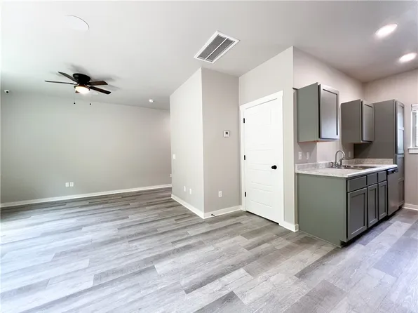 285 Ash St, Fayetteville, AR 72703