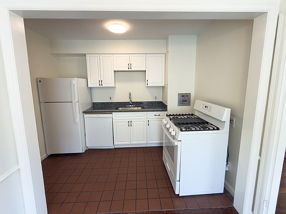 3rd image of 3458 Linwood Ave #3