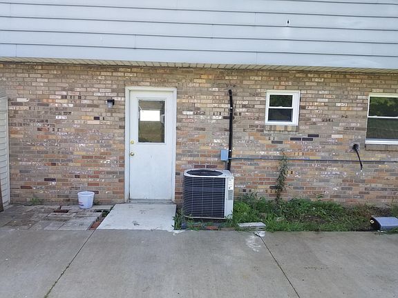 Large concrete Semi-Private Patio