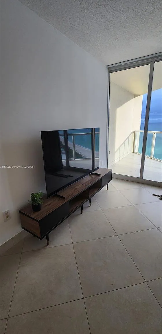 La Perla Condo — Photo 4