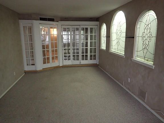 3rd image of 10616 Lakewood Ave