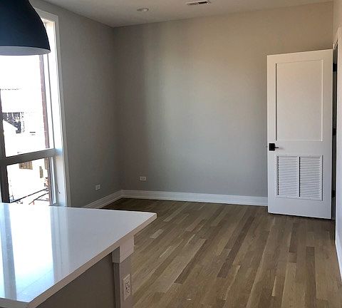 4th image of 1046 W Cornelia Ave