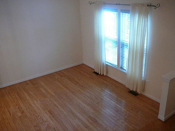3rd image of 2811 Queensland Dr