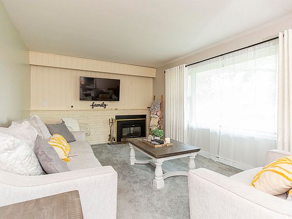 3rd image of 23425 Crest Ct
