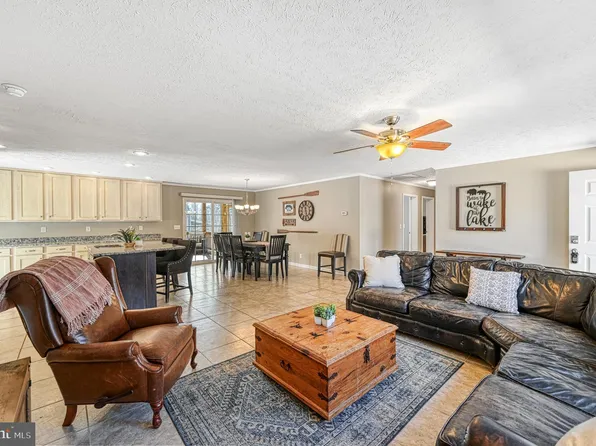 310 Point Dr, Bumpass, VA 23024