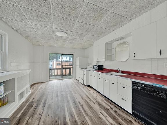4th image of 594-596 Sunbury St