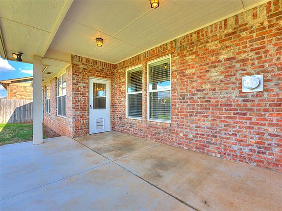 5th image of 8413 NW 134th St