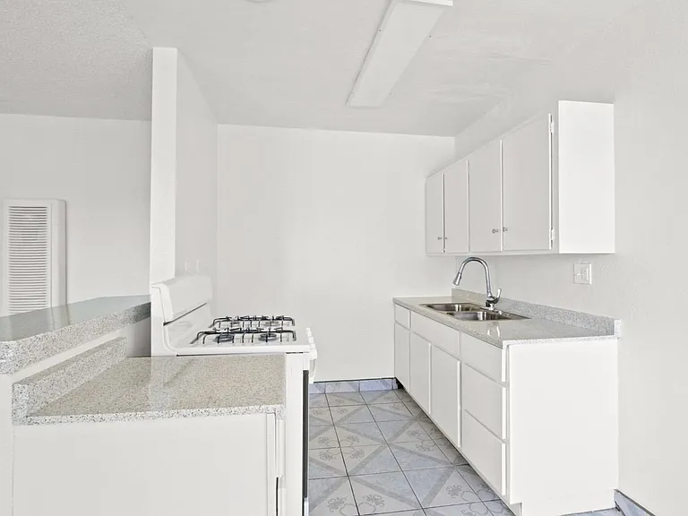Westminster Apartments — Photo 2