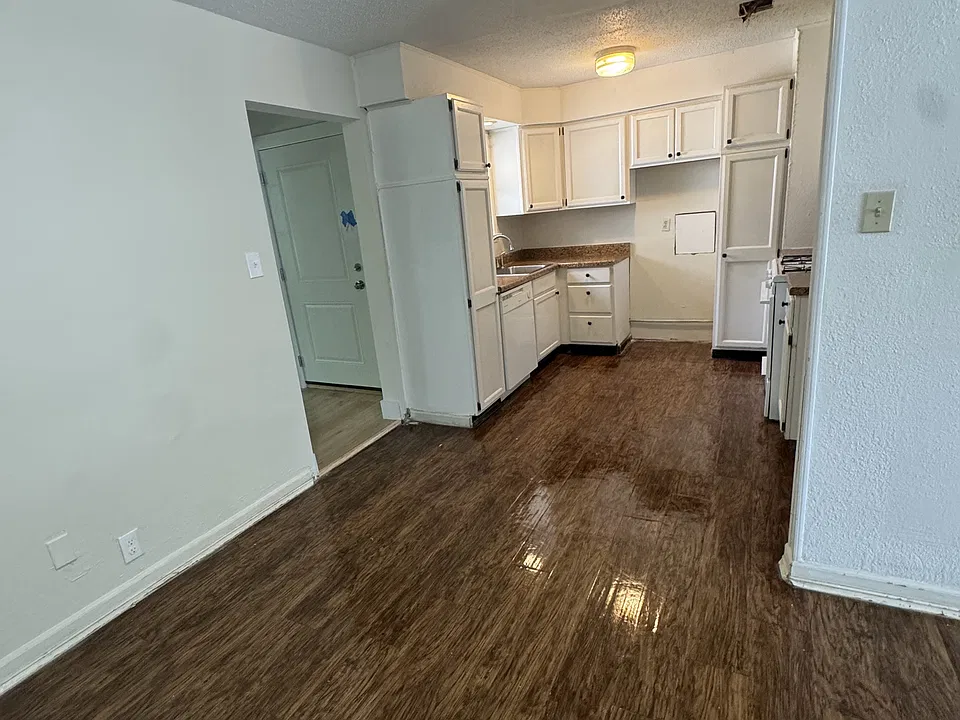 1311 E Inwood Dr