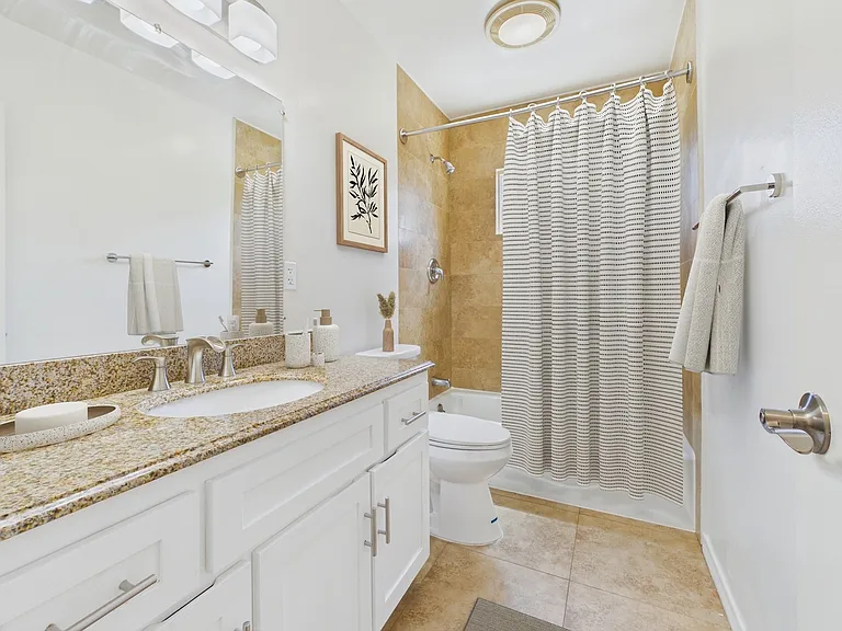 13060 Burbank Blvd. Apartments — Photo 10