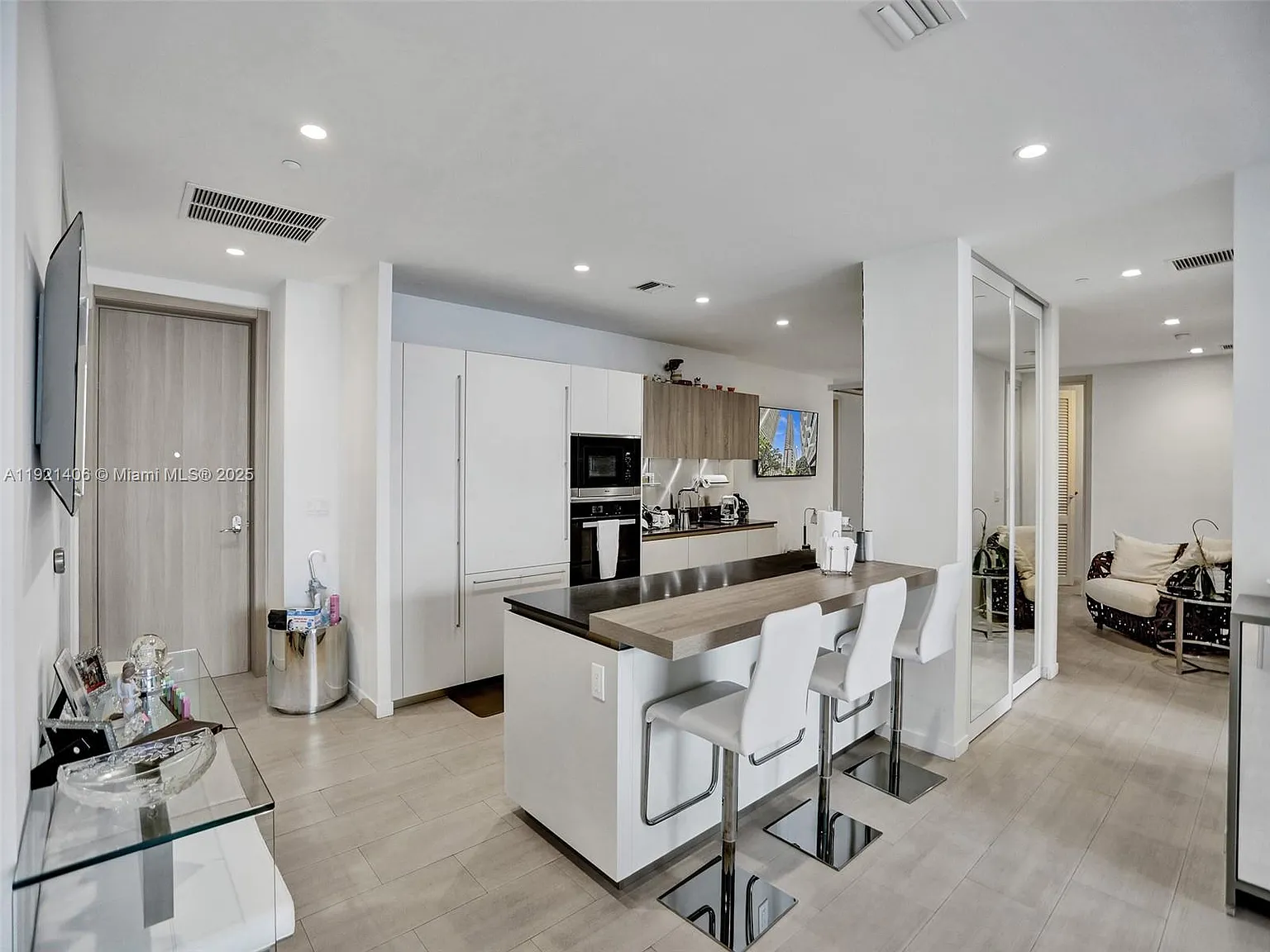 Brickell Flatiron Condo — Photo 3