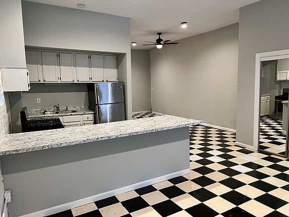 3rd image of 1460 W Erie St #1