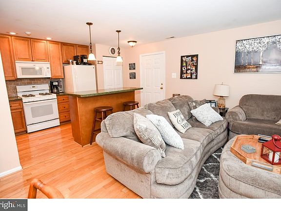 3rd image of 1401 Diamond Dr