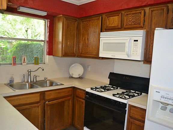 4th image of 18106 Autumn Hills Dr