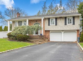 8 Penguin Ln, Commack, NY 11725