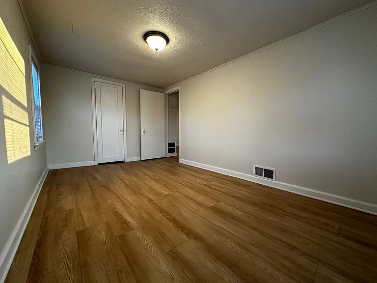 160 Gruenwald Ave — Photo 9
