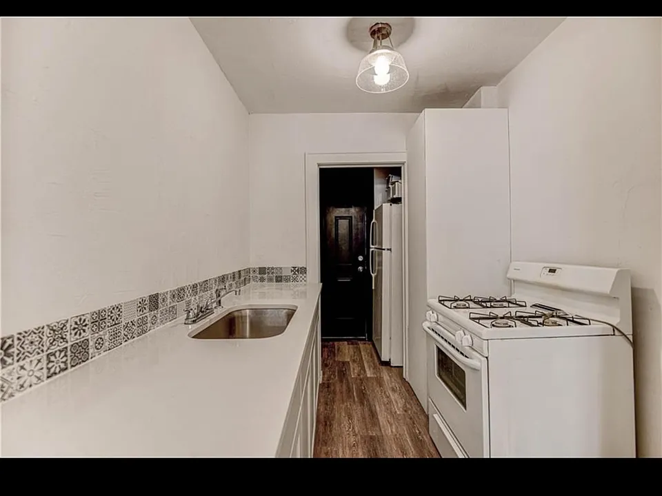 2423 NW 11th St