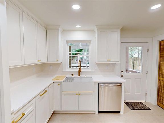 5th image of 22 Hurlbert St