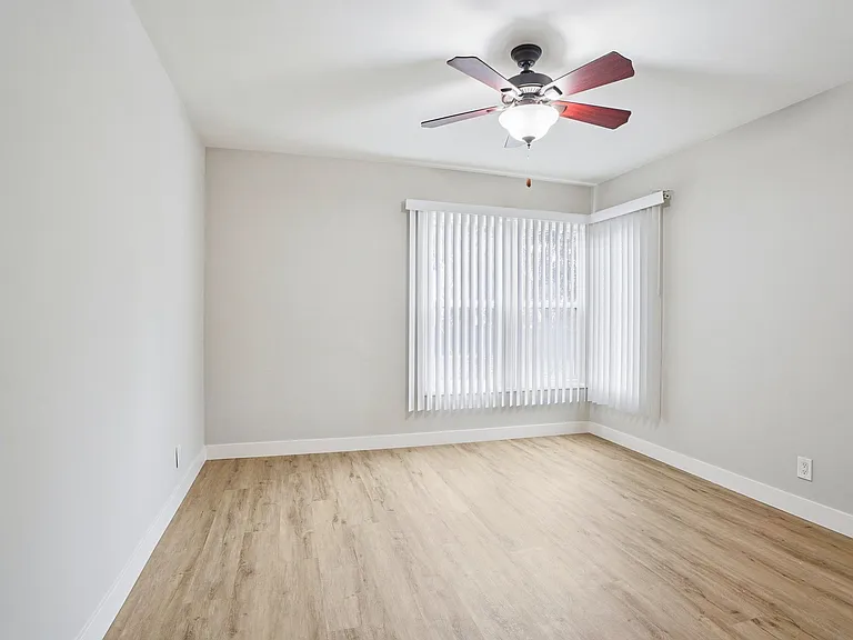 Hollypark Knolls Apartments — Photo 33