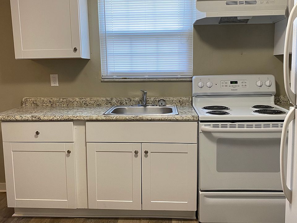 1st image of 370 Oak Rd #370