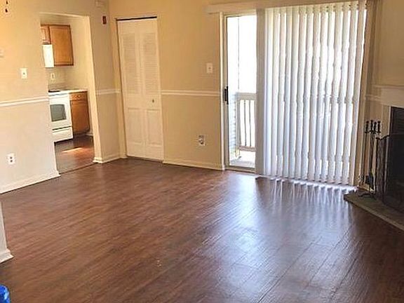 Great Rm -vaulted ceiling !