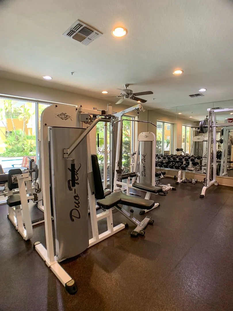 Gorgeous 1 bedroom wood floors, fireplace, pool view! — Photo 2