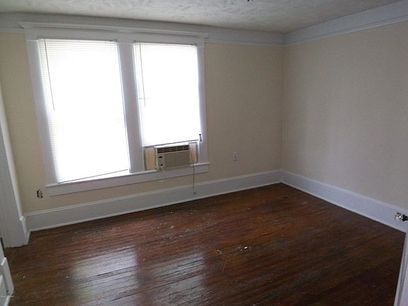 3rd image of 400 S Holly St #B