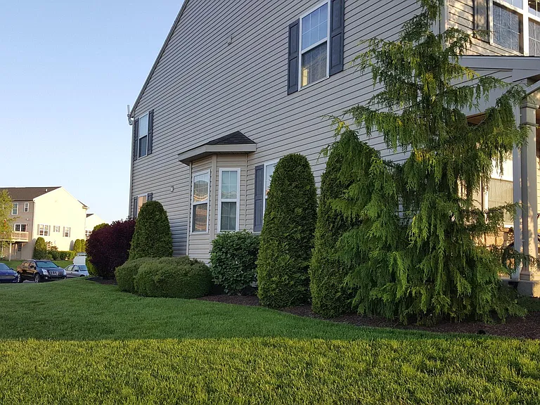 400 Mercury Dr — Photo 3